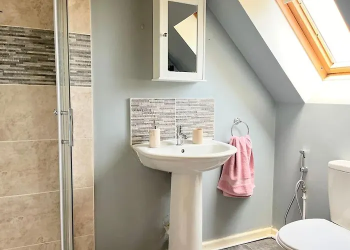 Artistic, Bright & Spacious 3 Bedroom Вилла