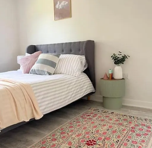 Artistic, Bright & Spacious 3 Bedroom Вилла