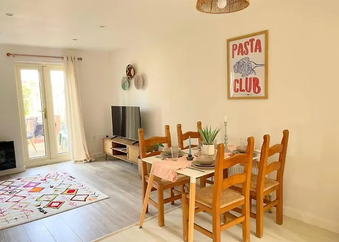 Вилла Artistic, Bright & Spacious 3 Bedroom *