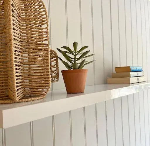 Artistic, Bright & Spacious 3 Bedroom Вилла *