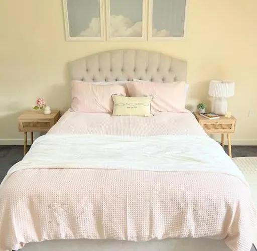 Вилла Artistic, Bright & Spacious 3 Bedroom *