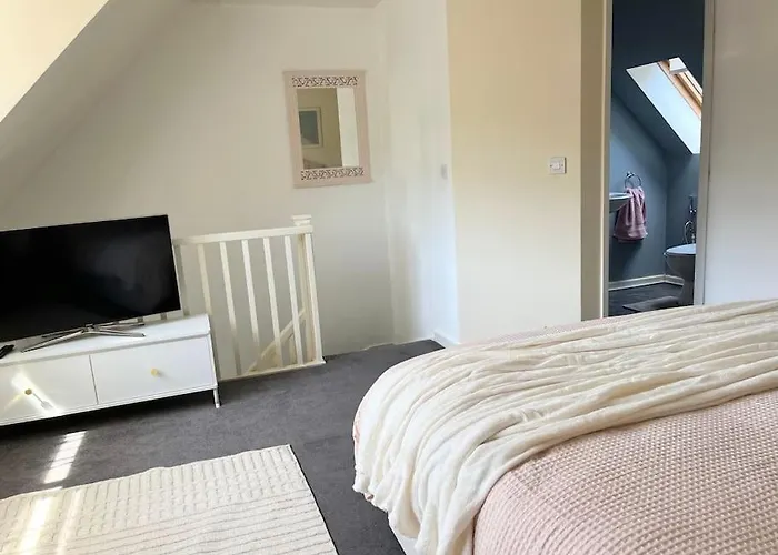 Artistic, Bright & Spacious 3 Bedroom Вилла Лидс