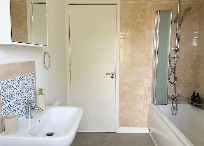 Artistic, Bright & Spacious 3 Bedroom * Лидс