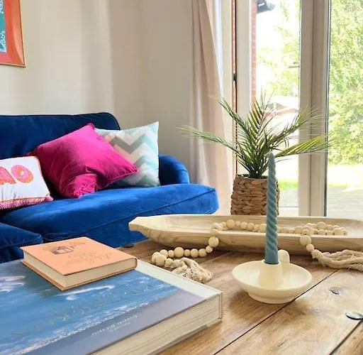 Artistic, Bright & Spacious 3 Bedroom