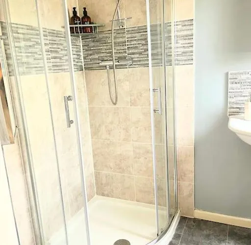 Artistic, Bright & Spacious 3 Bedroom * Лидс