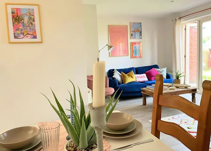 Artistic, Bright & Spacious 3 Bedroom Вилла Лидс