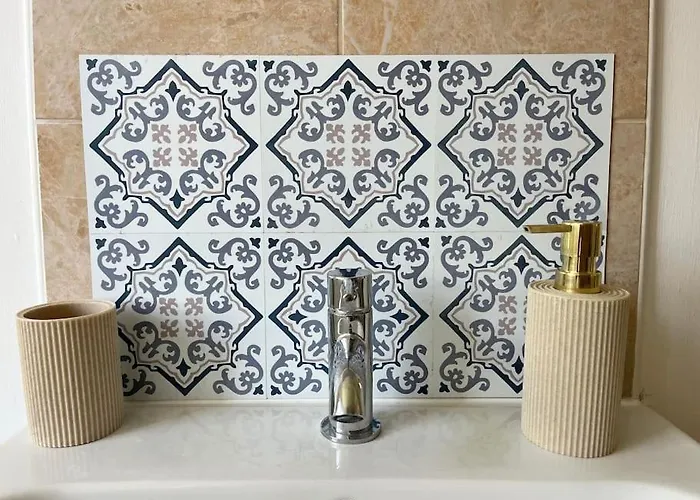 Artistic, Bright & Spacious 3 Bedroom *