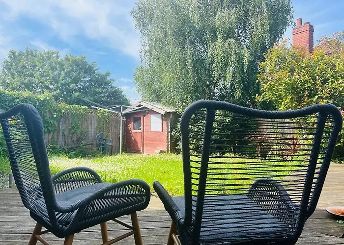 Artistic, Bright & Spacious 3 Bedroom Вилла