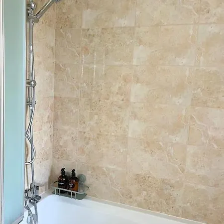 Artistic, Bright & Spacious 3 Bedroom