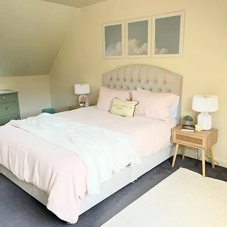 Artistic, Bright & Spacious 3 Bedroom リーズ