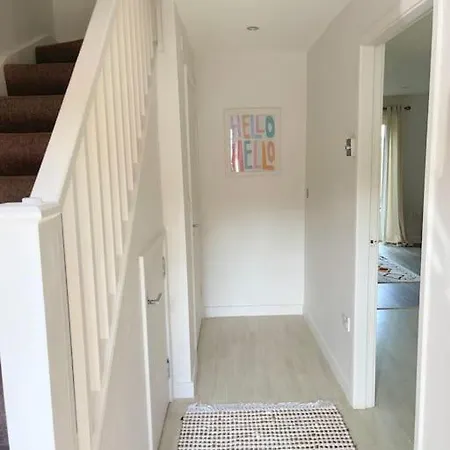 Artistic, Bright & Spacious 3 Bedroom * リーズ