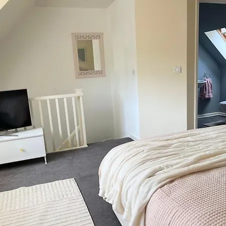 Artistic, Bright & Spacious 3 Bedroom Villa Leeds (West Yorkshire)