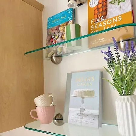 Artistic, Bright & Spacious 3 Bedroom リーズ