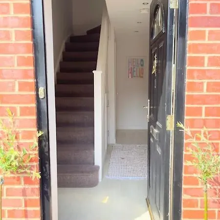 Artistic, Bright & Spacious 3 Bedroom リーズ