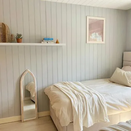 Artistic, Bright & Spacious 3 Bedroom *