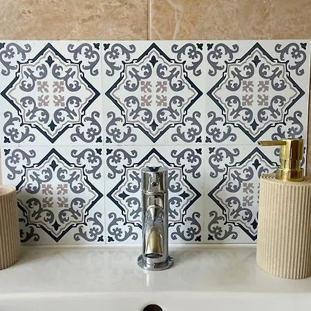 Artistic, Bright & Spacious 3 Bedroom *