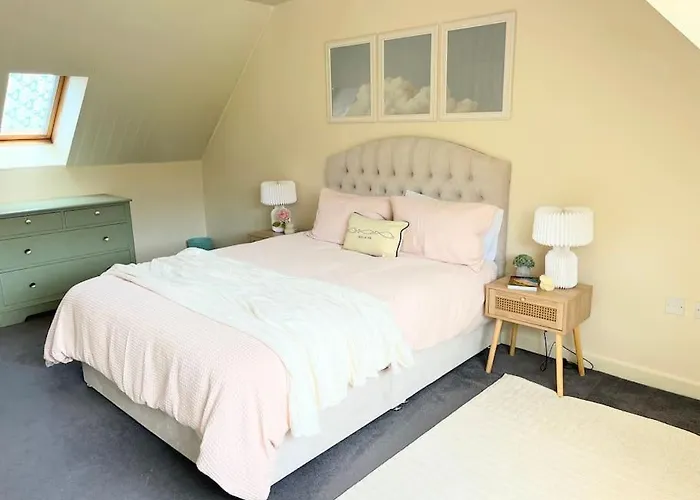 Artistic, Bright & Spacious 3 Bedroom Leeds (West Yorkshire)