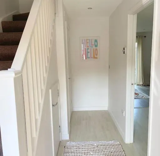 Artistic, Bright & Spacious 3 Bedroom * リーズ