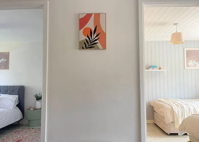 Artistic, Bright & Spacious 3 Bedroom *