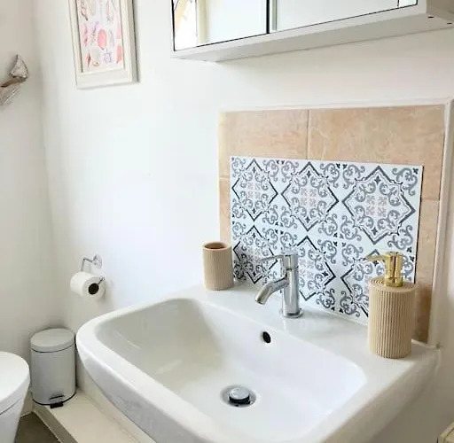 Artistic, Bright & Spacious 3 Bedroom *