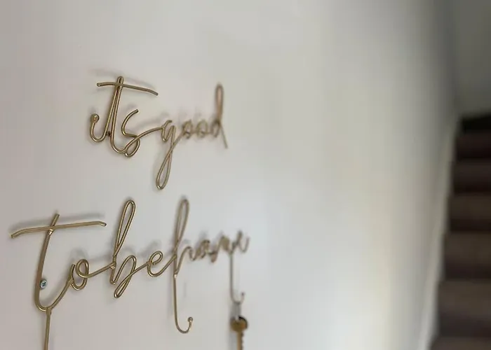 Artistic, Bright & Spacious 3 Bedroom *