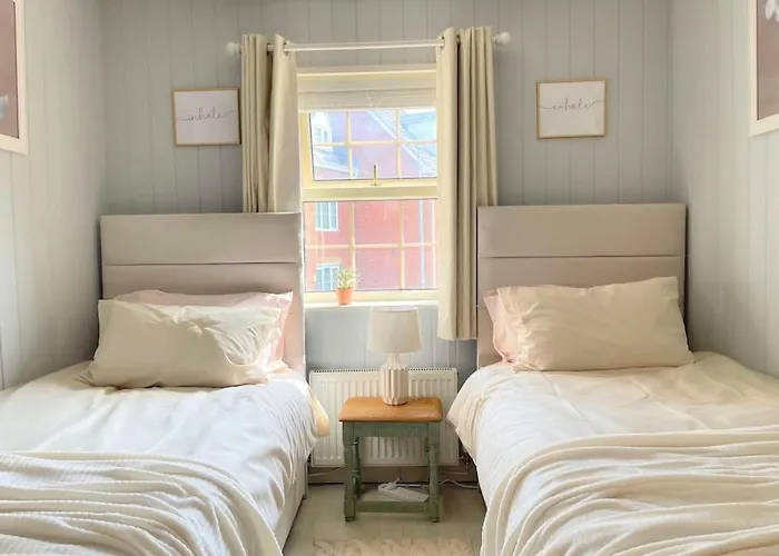 Artistic, Bright & Spacious 3 Bedroom Leeds (West Yorkshire)