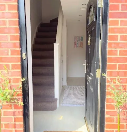 Artistic, Bright & Spacious 3 Bedroom リーズ