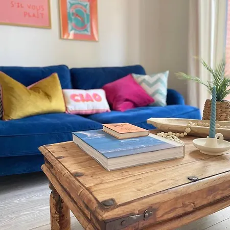 Villa Artistic, Bright & Spacious 3 Bedroom *