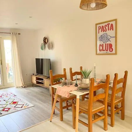 Villa Artistic, Bright & Spacious 3 Bedroom *