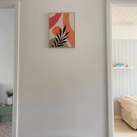 Artistic, Bright & Spacious 3 Bedroom *