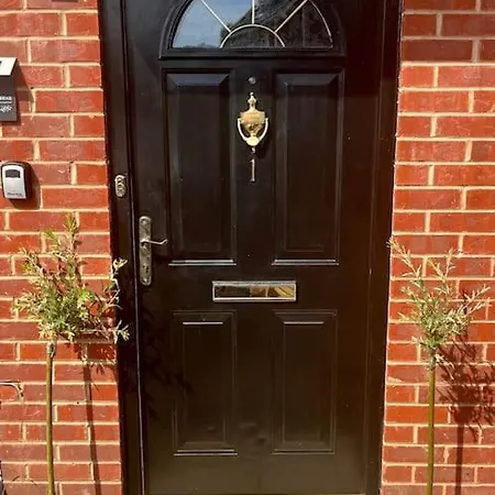 Artistic, Bright & Spacious 3 Bedroom