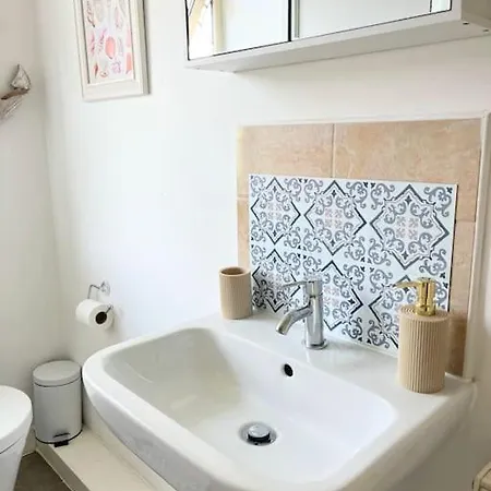 Artistic, Bright & Spacious 3 Bedroom *