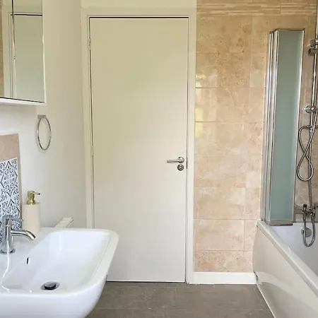 Artistic, Bright & Spacious 3 Bedroom * Leeds (West Yorkshire)