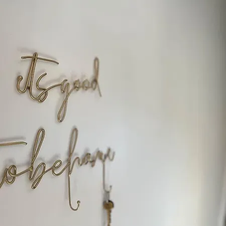 Artistic, Bright & Spacious 3 Bedroom *