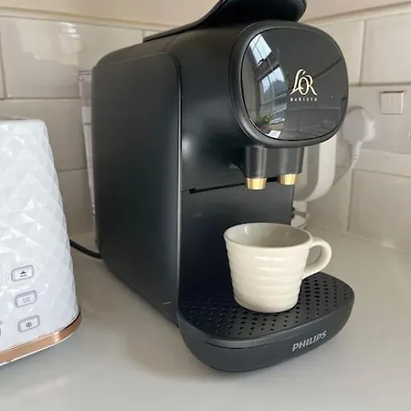 Artistic, Bright & Spacious 3 Bedroom *