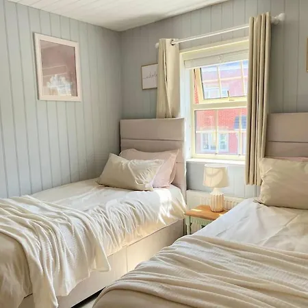 Artistic, Bright & Spacious 3 Bedroom Villa *