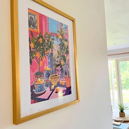 Villa Artistic, Bright & Spacious 3 Bedroom *