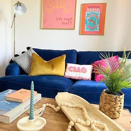 Artistic, Bright & Spacious 3 Bedroom