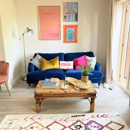Villa Artistic, Bright & Spacious 3 Bedroom *
