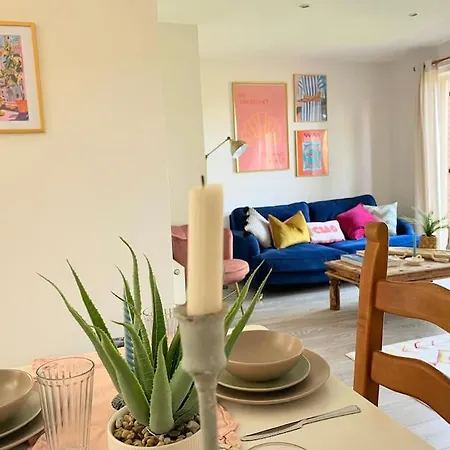 Artistic, Bright & Spacious 3 Bedroom Villa Leeds (West Yorkshire)