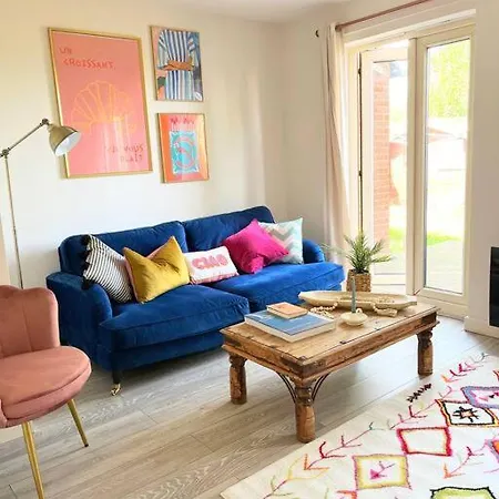 Artistic, Bright & Spacious 3 Bedroom Leeds (West Yorkshire)