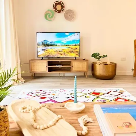 Villa Artistic, Bright & Spacious 3 Bedroom *