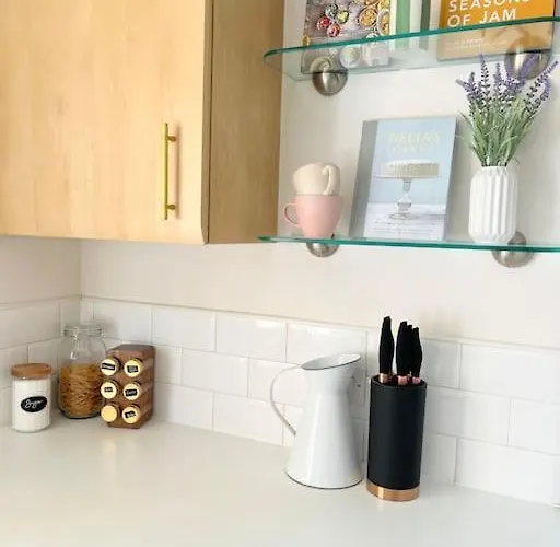 Artistic, Bright & Spacious 3 Bedroom 리즈