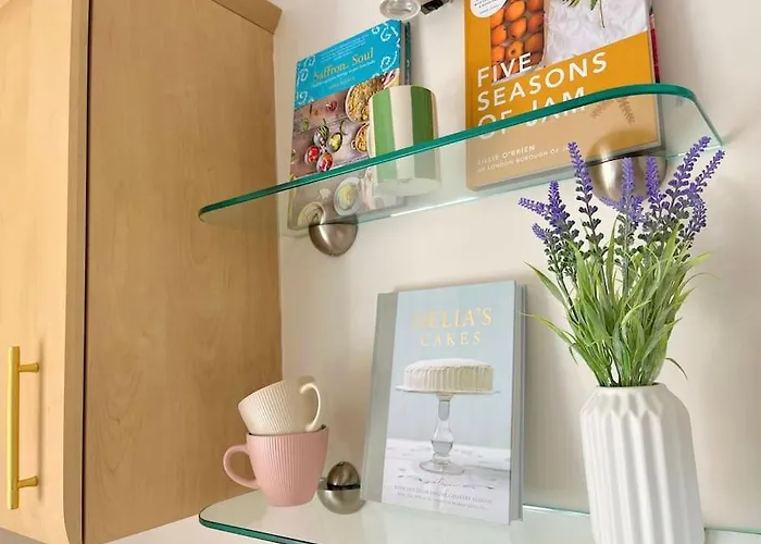 Artistic, Bright & Spacious 3 Bedroom 리즈