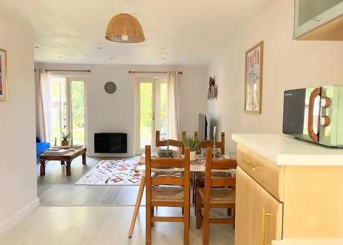 Artistic, Bright & Spacious 3 Bedroom 빌라 *