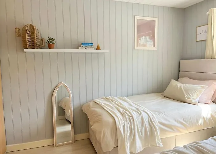 Artistic, Bright & Spacious 3 Bedroom *